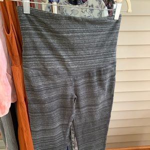 Gap fit cotton maternity cropped leggings